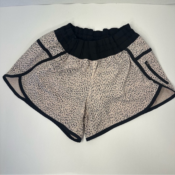 Lululemon Beige Black Printed Running Shorts Size 6 Zip Pocket Activewear - Picture 1 of 8